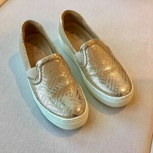 Naturalizer SZ 5 Women's Carly 3 Tan and Gold Metallic Slip-On Sneakers